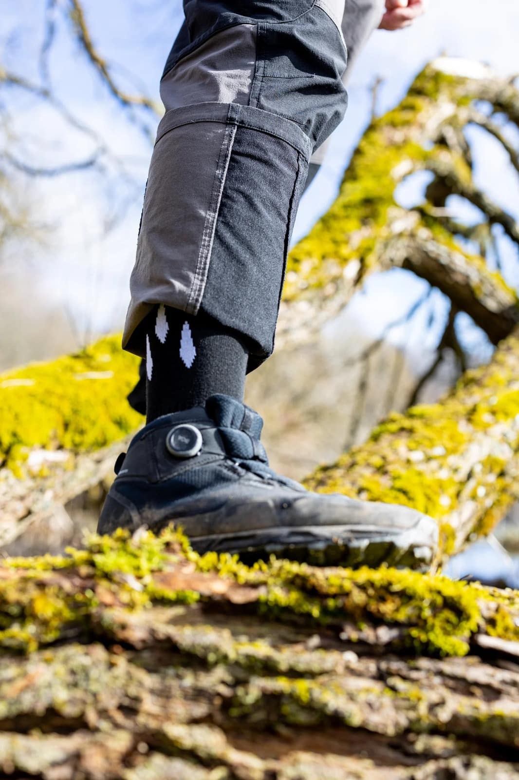 “Daily Socks For Explorers” jeb Zeķes ceļotājiem ir radītas ņemot vērā aktīva dzīvesveida piekritēju prasības. Ražots Latvijā no Merino vilnas.