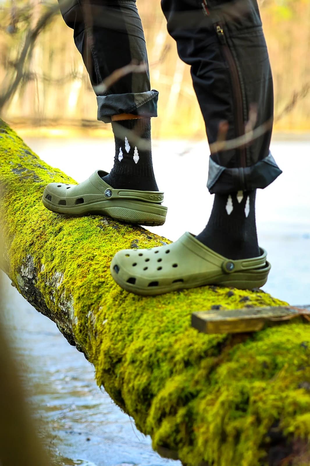 “Daily Socks For Explorers” jeb Zeķes ceļotājiem ir radītas ņemot vērā aktīva dzīvesveida piekritēju prasības. Ražots Latvijā no Merino vilnas.